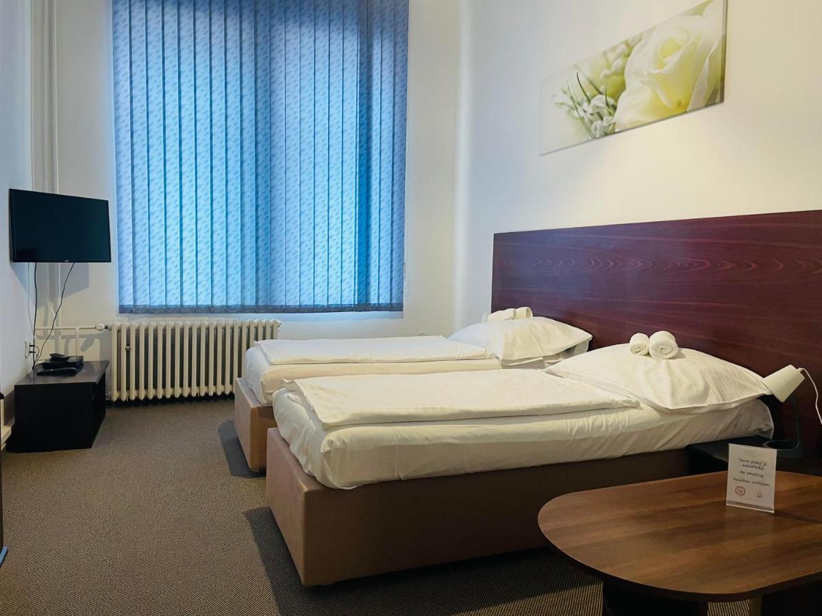 Hotel Bila Ruze Страконіце Екстер'єр фото